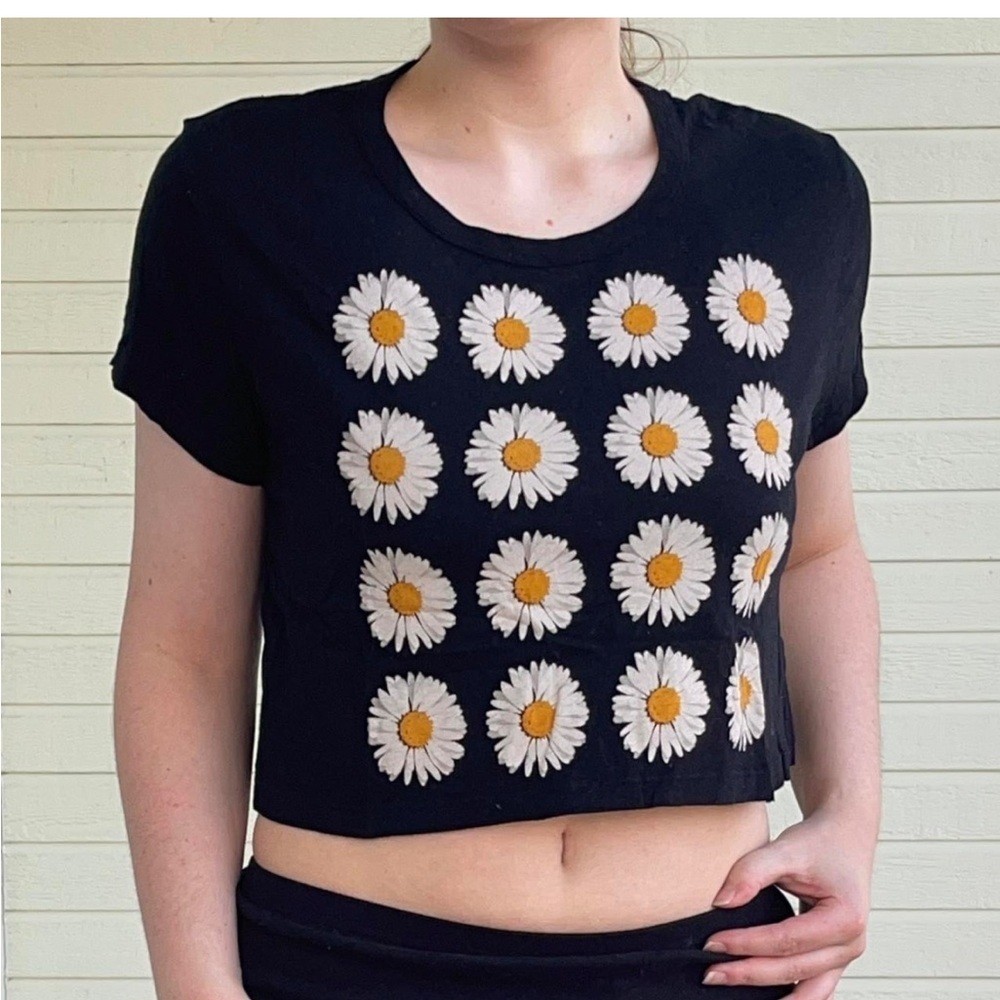 Truly Madly Deeply Daisy Graphic T shirt size small black Urban Outfitters